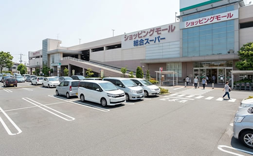 商業施設駐車場写真